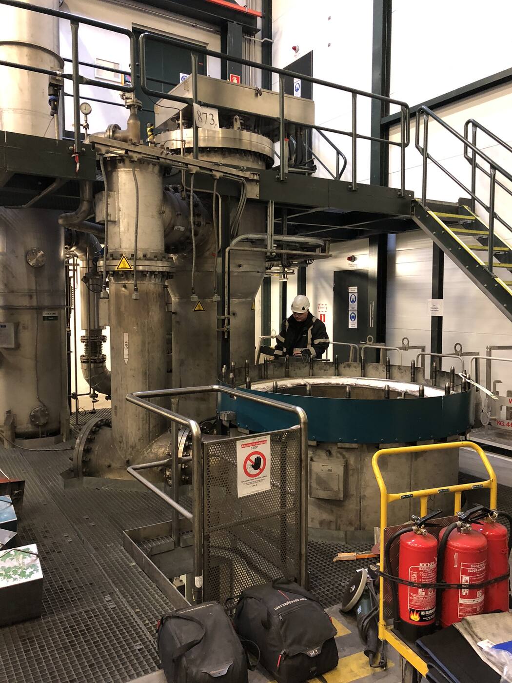 Procesudstyr og gangbro i et industrielt byggeri